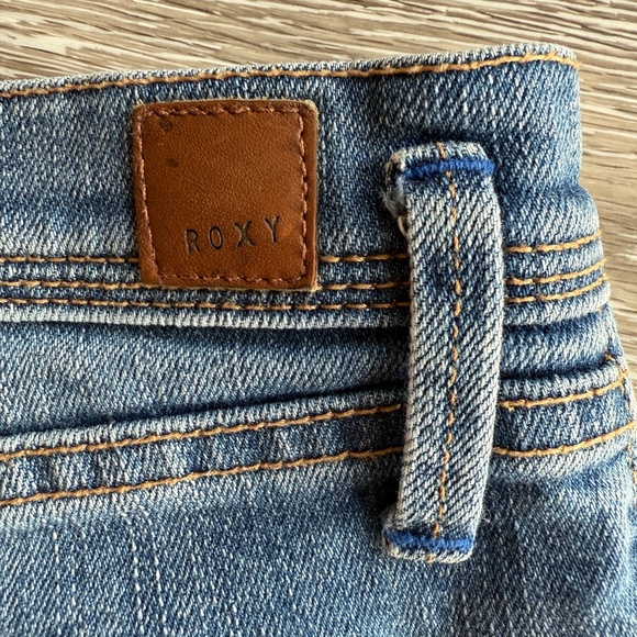 Super Cute Roxy Y2K Mini Denim Lace Front Shorts - Picture 6 of 9